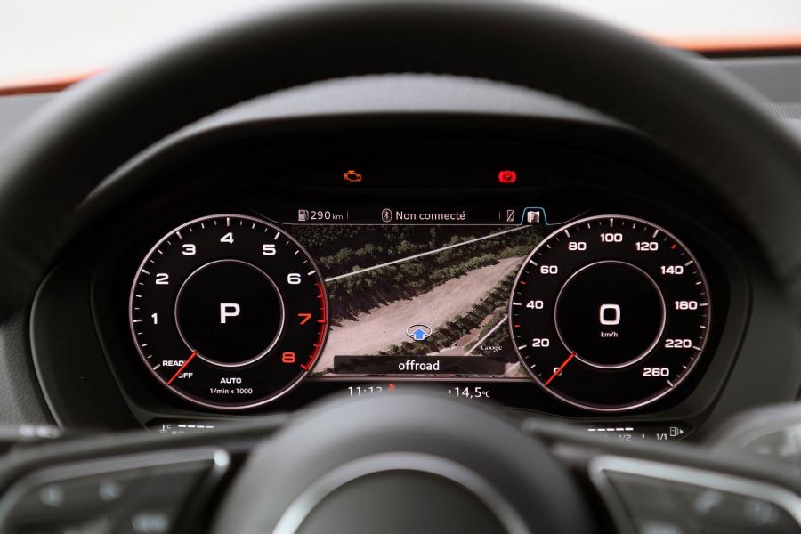 Панель приборов Audi Q2 TFSI Design 2016 года  (WW) (фото 7 из 11)